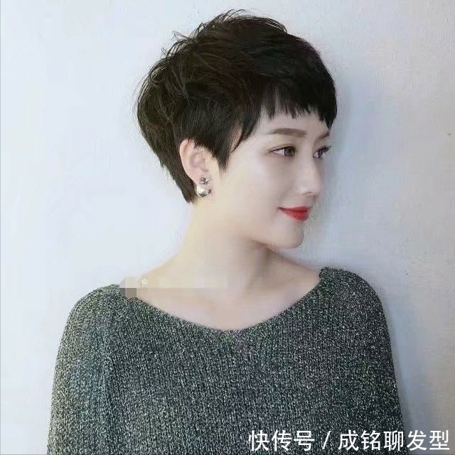 短发|女人过了四十,留短发要记住这“3不要”,不仅显脸大,还更显老