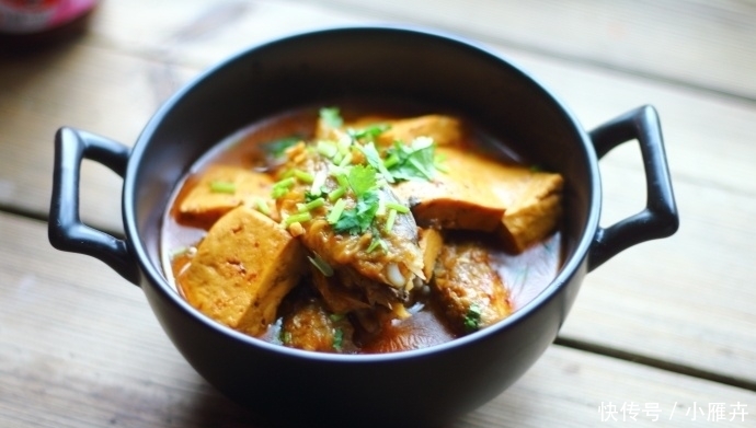 天冷了给家人炖一锅小黄鱼炖豆腐，鱼肉鲜嫩，风味独特，常吃补钙