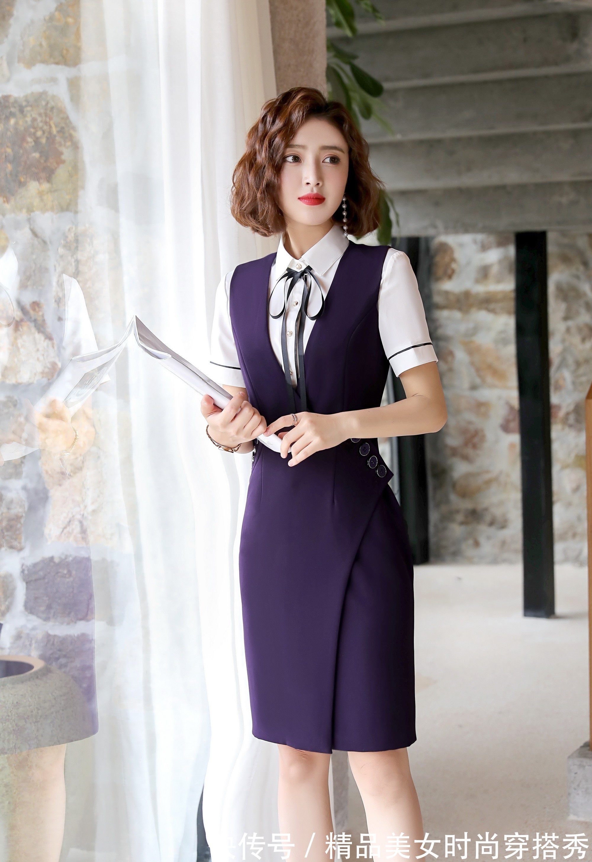 优雅 白色的衬衫外搭紫色的马甲裙,脚上一双黑色的高跟鞋,优雅又时尚