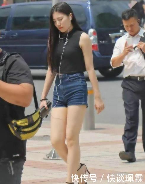 街拍美图身材完美的小姐姐,穿搭时髦,充满知性韵味