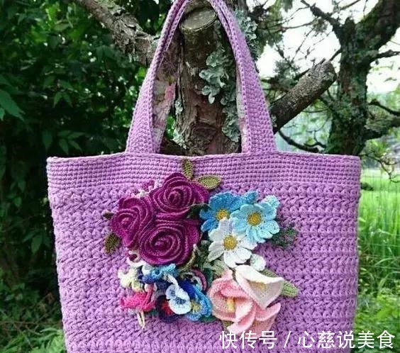 包包$55款超美的钩花包包,只要会钩不同的花,拼缝在一起,就能做出