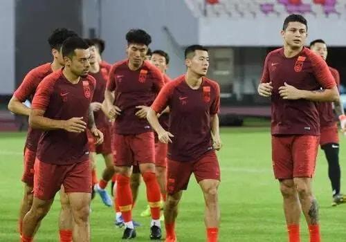 卡塔尔世界杯|凌晨1点！北京媒体最新报道引爆争议，球迷痛骂：国足换代就是个笑话