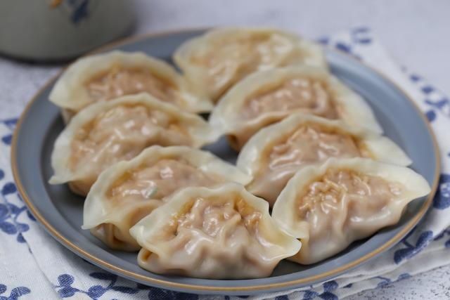 皮薄馅大的萝卜丝蒸饺，不揉面不醒面，营养丰富适合秋冬季食用