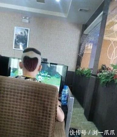 |搞笑GIF:看不懂妹子这样做的意义,凉快?