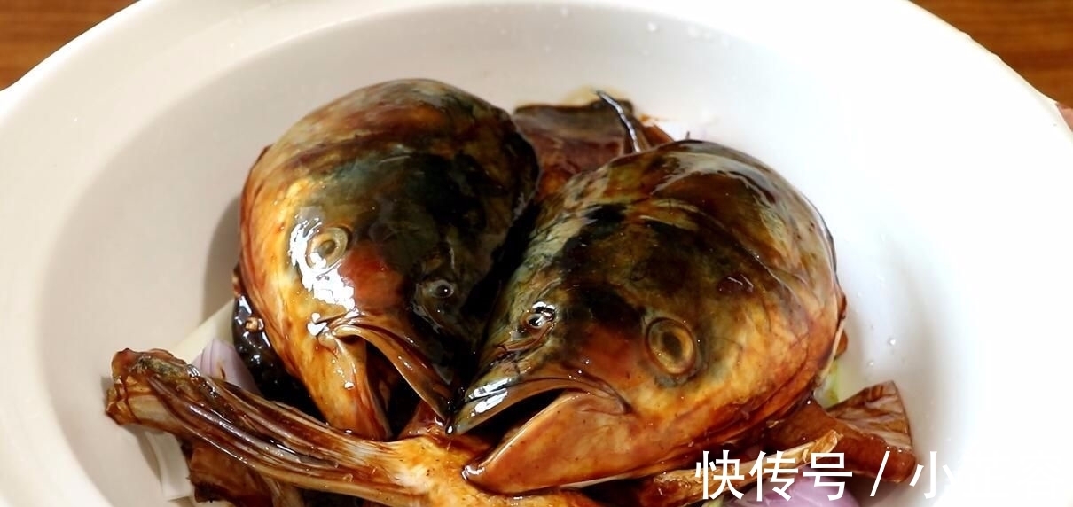 做法|教你做砂锅焗鱼头，全过程不加水，鱼肉鲜嫩入味，做法简单易学