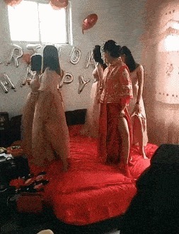 |搞笑GIF：今天运气挺好， 走着走着就捡到一个媳妇