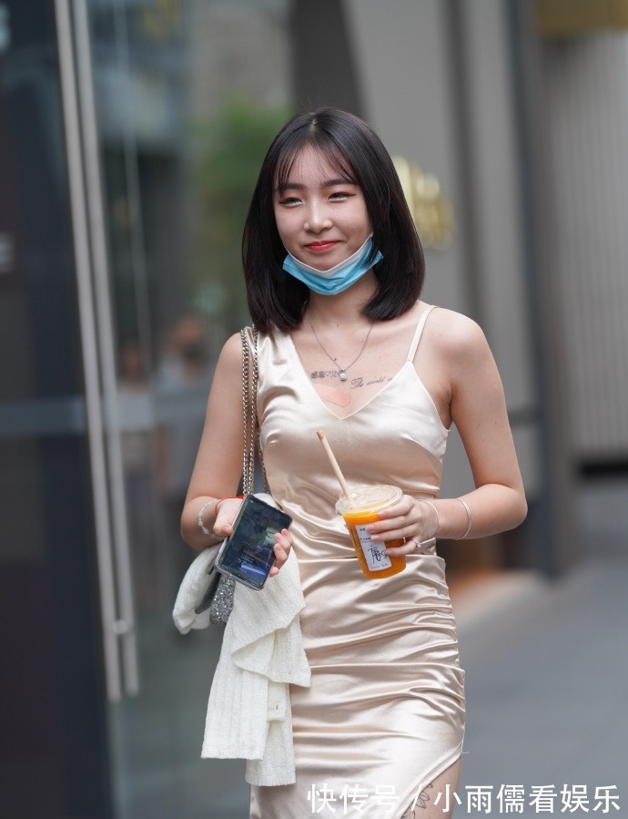 开叉裙|夏日魅力穿搭,“大姐姐”的时髦开叉裙,一路“秀”大长腿!