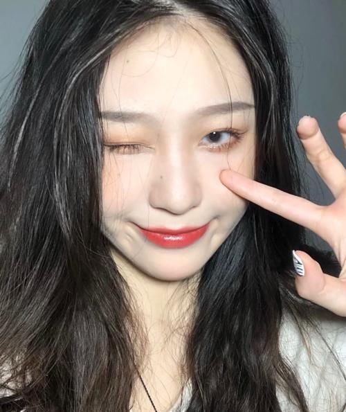 早春少涂“正红色”，2021草莓红才是主流，黄皮怎么涂都好看