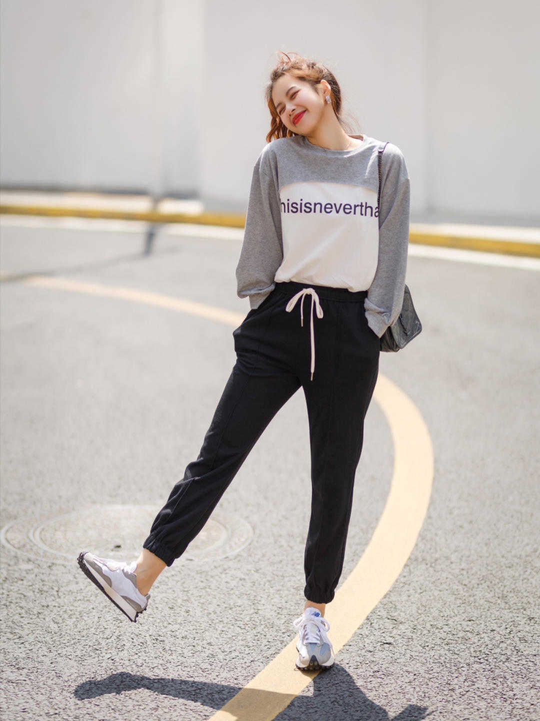 减龄|若你才20岁，别打扮太老！T恤+休闲裤可甜可咸，洋气减龄美翻天