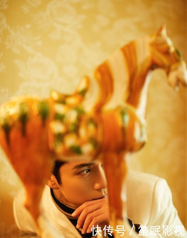 东君|韩东君在复古光影间演拍摄写真 色彩流转中领略先锋艺术魅力