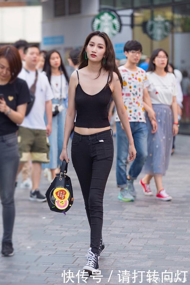 牛仔裤|时尚穿搭黑色吊带上衣+黑色牛仔裤,这样穿搭显腿长