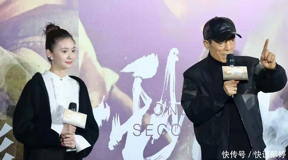 白色|刘浩存身穿黑色短裤,搭配白色内搭,一双大长腿格外抢眼