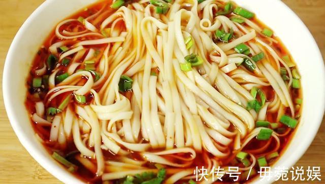 早晨就爱这样做面条，酸辣开胃，营养美味，5分钟搞定全家人早餐