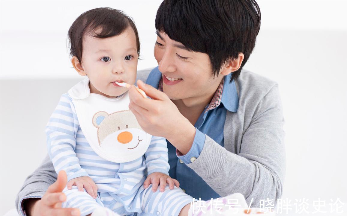 喂养|宝宝添加辅食后饮食怎么安排?1岁是分水岭,前后喂养方式大不同