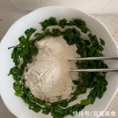 薄饼|别再出去吃了，韭菜鸡蛋饼-妈妈早餐自己做更好吃
