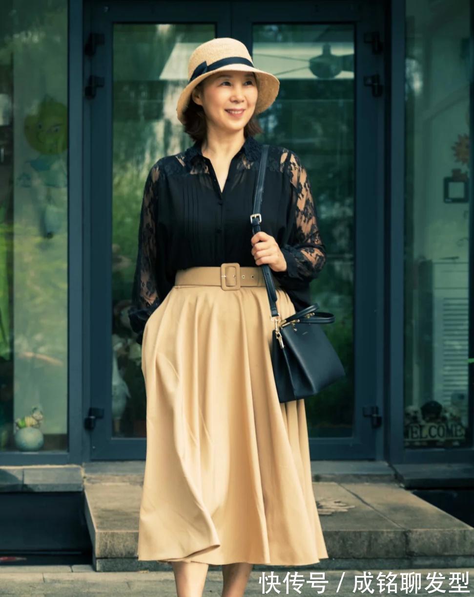 色彩|这位65岁奶奶的穿搭真养眼,端庄优雅不做作,时尚感不输年轻人