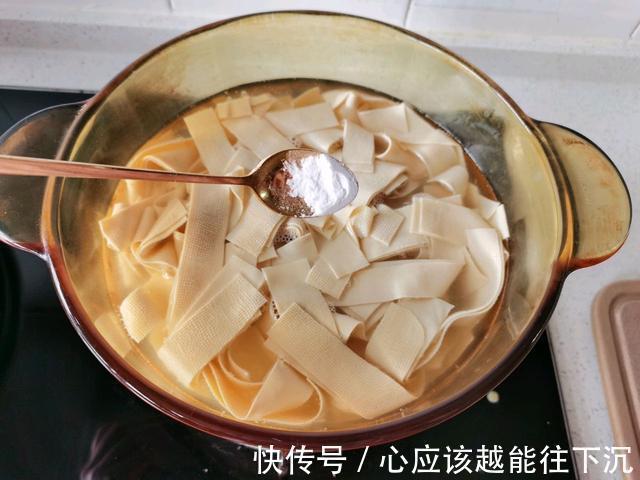 东北老厨师做的尖椒干豆腐,嫩滑鲜香,只因加了“它”