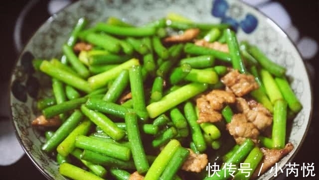 蒜薹|大厨：炒蒜苔，直接炒就大错特错了，多了这1步，蒜苔香嫩更入味