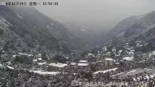 白雁坑村今冬的第一场雪！还有人在雪中唱戏~