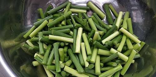 肉丝|炒猪肉时，先放油还是先放肉？很多人都搞错了，难怪肉又老又硬