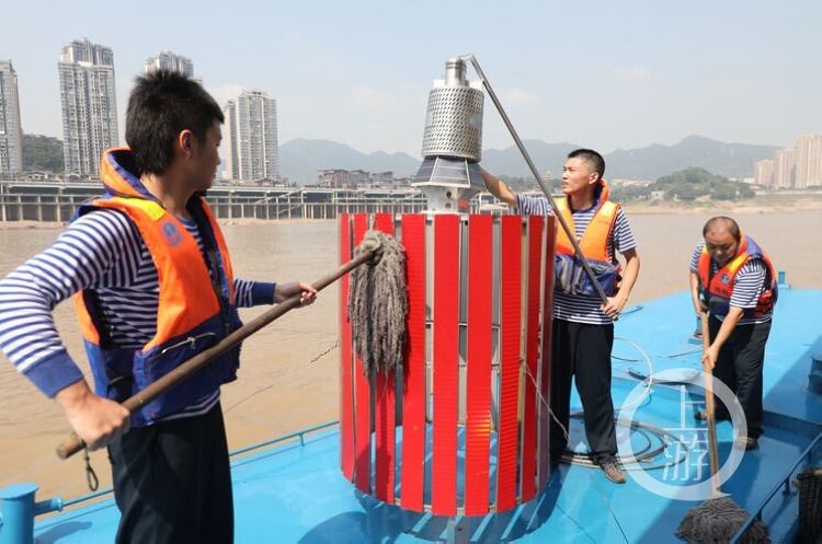 航标|“每一滴汗，都流得有价值” 他们是烈日下守护江上航标的人