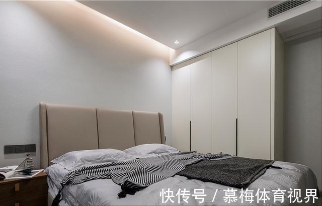 隔断|122㎡意式轻奢风：设计师巧用玻璃门替代隔断，打造明亮舒适家