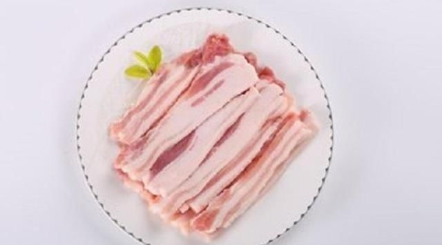 买五花肉,挑“上五花”还是“下五花”?牢记3特点,不花冤枉钱