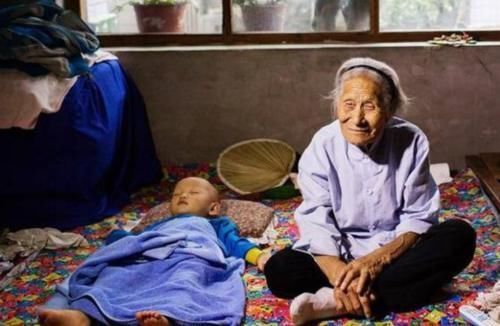 假带娃|有一种拖累叫“老人假带娃”,看起来很辛苦其实全凭嘴,太坑娃