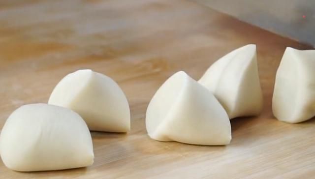 早餐别再做油条了,试试这样做,不用酵母、不用泡打粉,个个鼓泡