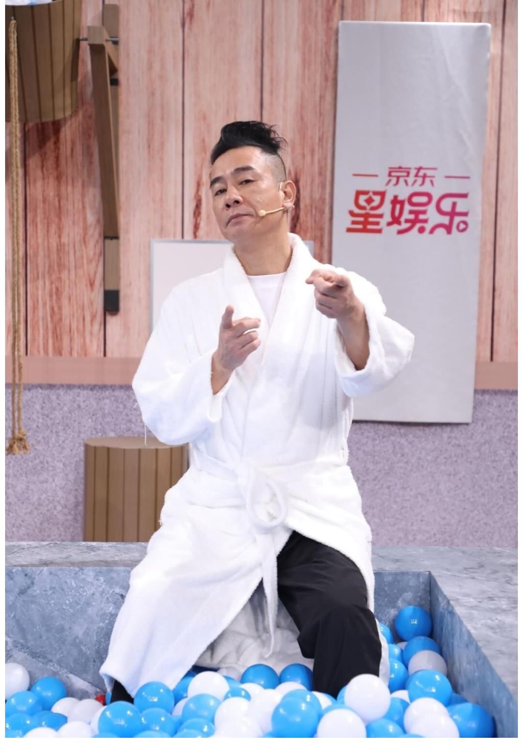 陈小春穿浴袍直播