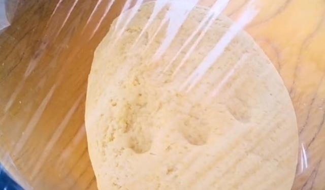 玉米面全身是宝,教你秘制新吃法,开水一烫筷子一压,比馅饼好吃