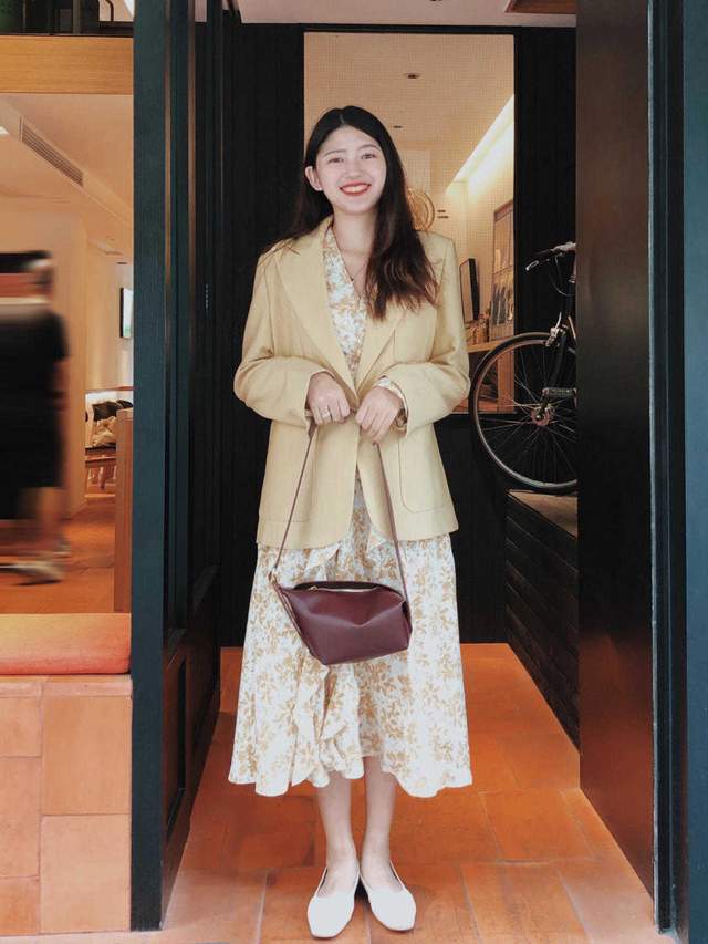 时尚博主|初秋,梨形身材和成熟脸怎么穿?浅蓝色西服搭配连衣裙,温柔优雅