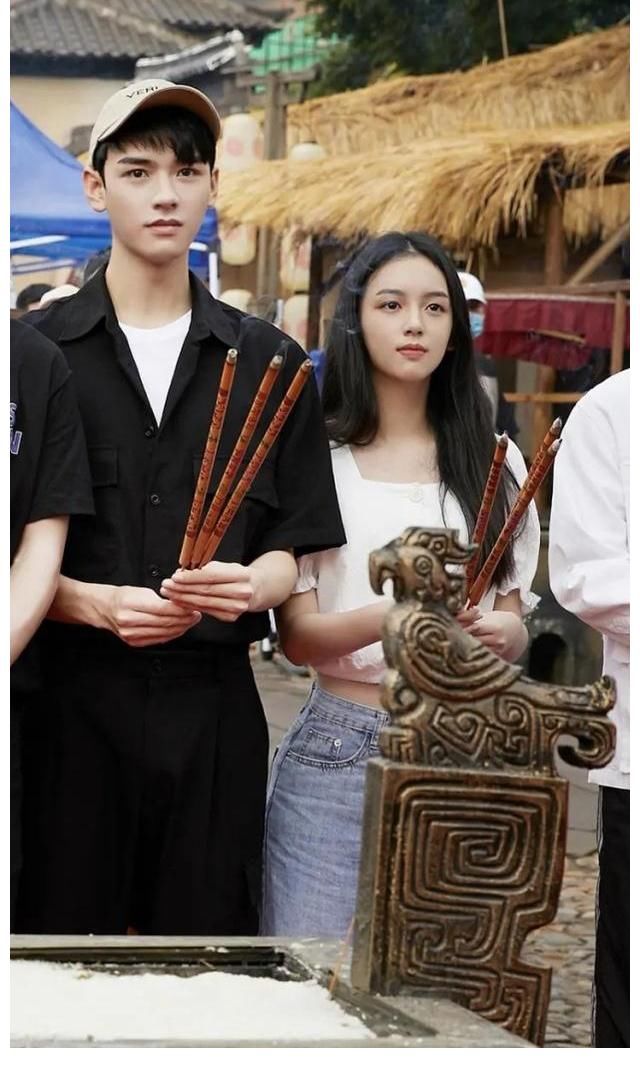 路透|中餐廳周也龔俊兄妹情不減，丁真干活踏實(shí)，黃曉明太沒存在感