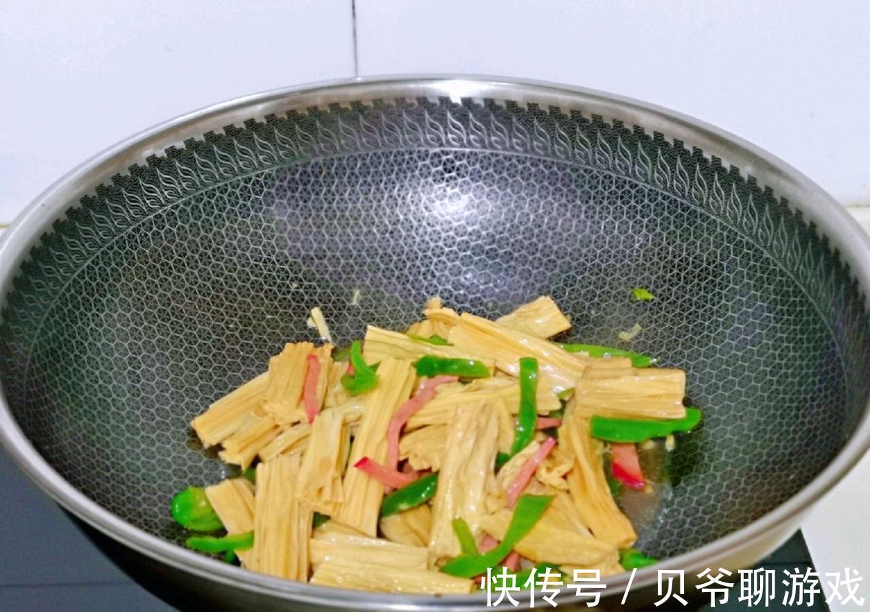 腐竹的家常做法，青椒炒腐竹，5分钟做好一道菜