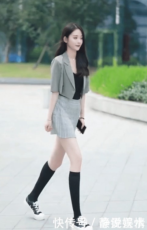 帆布鞋搭配黑色长袜,走着路都要劈个腿!