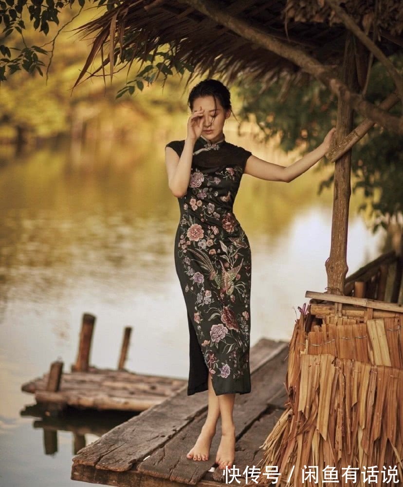 印花|母女俩穿旗袍跳女团舞,45岁妈妈气质惊艳,腰身纤细不输00后女儿