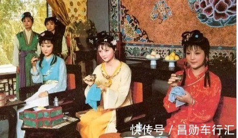 贾府!湘云挤兑黛玉赞宝钗,仅仅是因为宝钗比黛玉更好吗?