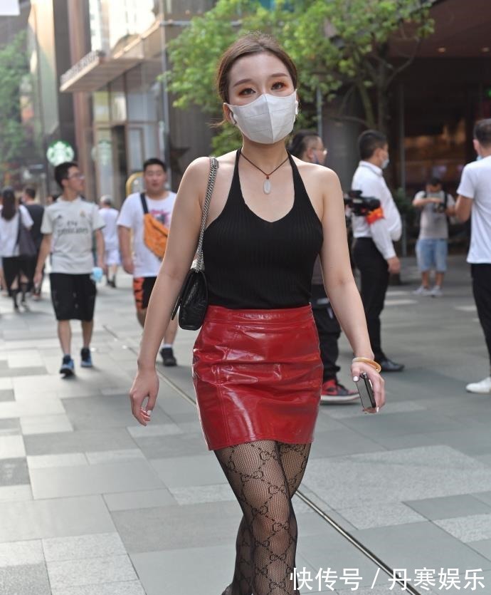 胯宽 30岁阿姨的红色“皮裙”,搭配独特,轻松展现“知性美”!