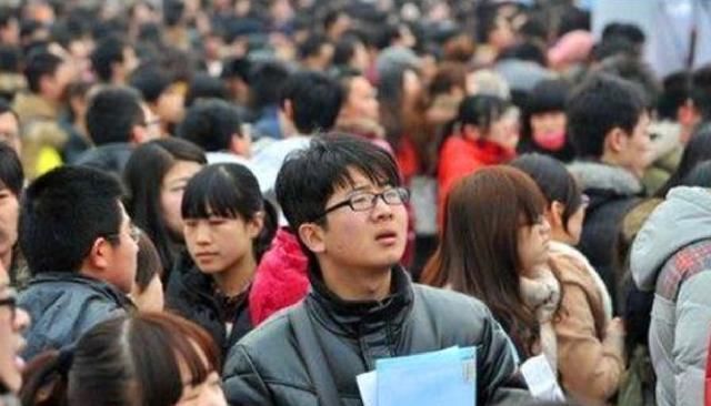 白岩松：大学快成义务教育了，还把自己当成高高在上的精英？