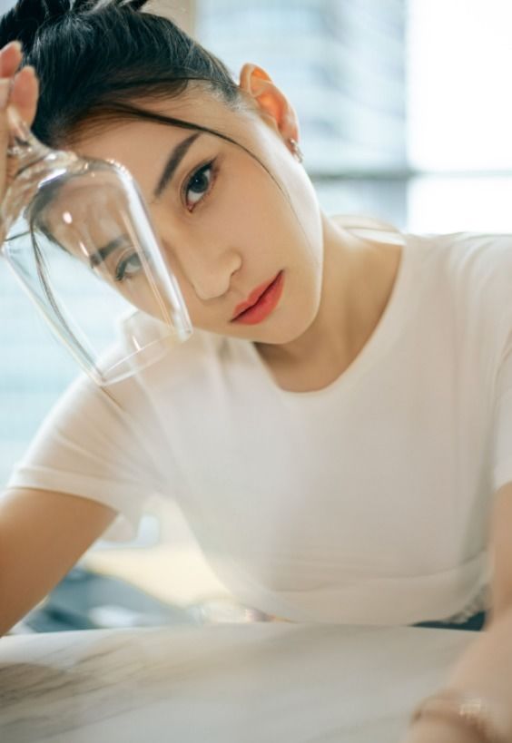 千金|何超莲不愧是千金，穿白T恤搭配彩色短裙高级时髦，女神范十足