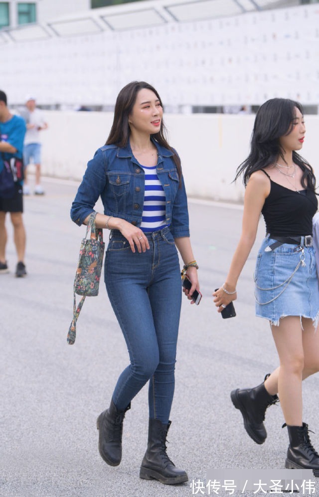 女生们 美女街拍:一条修身的牛仔裤搭一件短款的牛仔夹克衫,造型风格休闲又个性