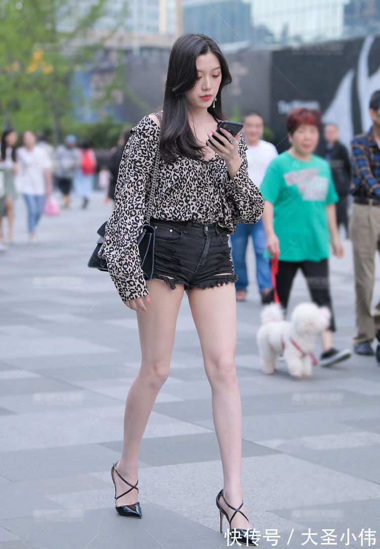 街拍|美女街拍:豹纹透明衫配热裤,穿出了秋季清凉优雅的美,好看又时尚