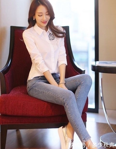 牛仔裤 时尚搭配的牛仔裤美女,展现出迷人的细细腰身!