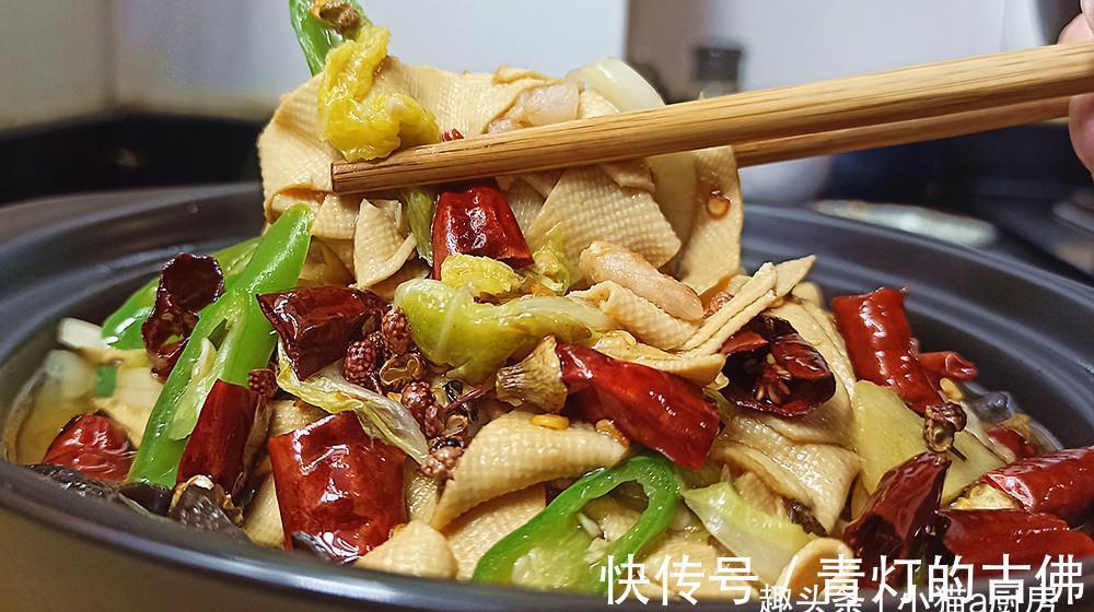 白菜和干豆腐热乎乎地的炖一锅,吃完浑身暖和,上桌连汤汁都不剩