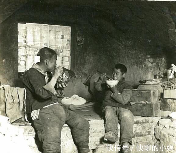 老照片|老照片:80年前的窑洞居民,生活虽苦,也还要笑一笑