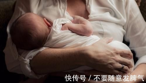 爸爸妈妈|三个月大的宝宝边喝母乳，边用手推妈妈，他想表达什么呢？