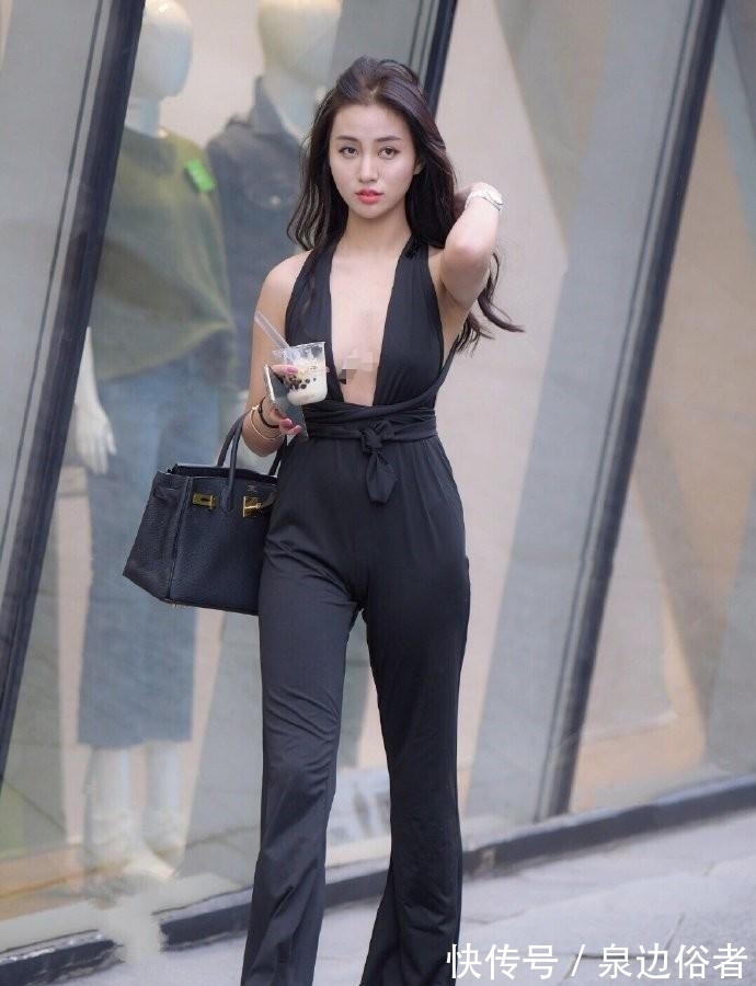 美女|美女只穿连体裤,越热越放得开,但是不嫌麻烦吗?