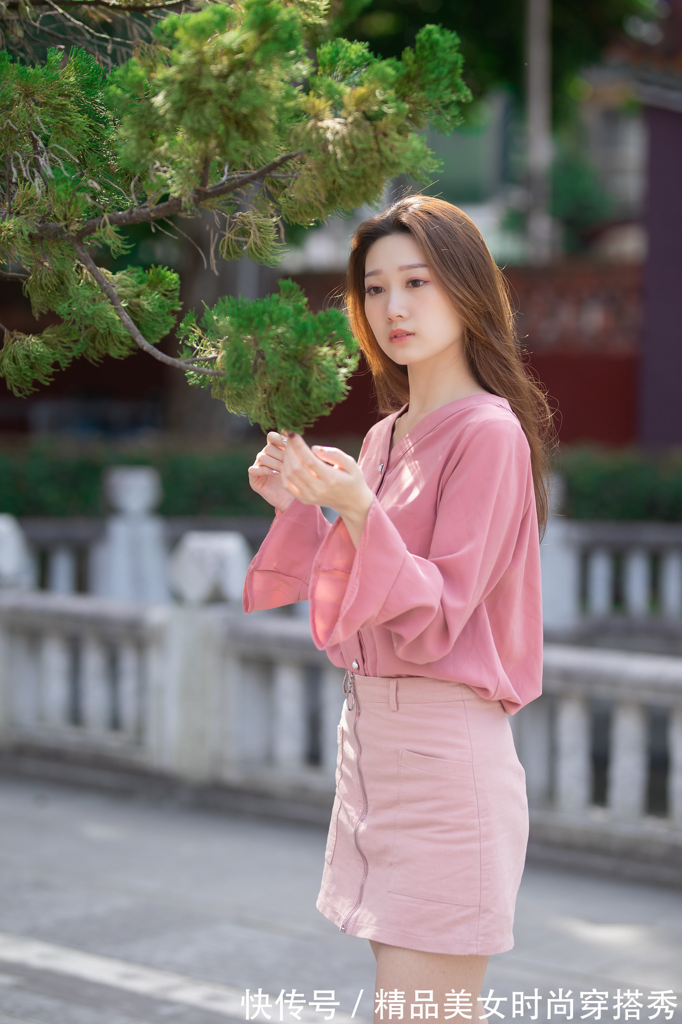 气质|粉色的雪纺衬衫甜美减龄,简约时尚的版型衬托女性柔美的气质