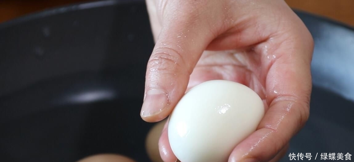 水煮蛋吃腻了,教你鸡蛋和猪肉的特色做法,外脆里嫩,里面流黄