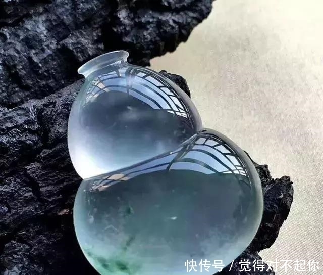 水头|老大爷嫌自己佩戴的翡翠水头不太好,用水一泡后,一看吓了一跳